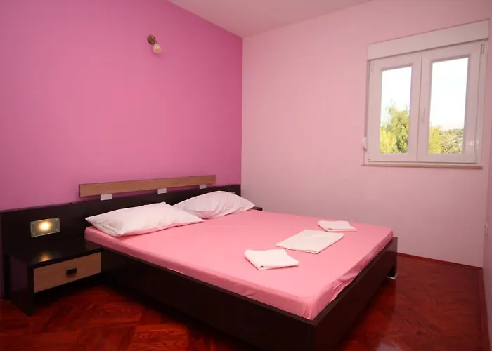 With A Parking Space Marina, Trogir - 6014 Apartamento Marina (Bossoglina)