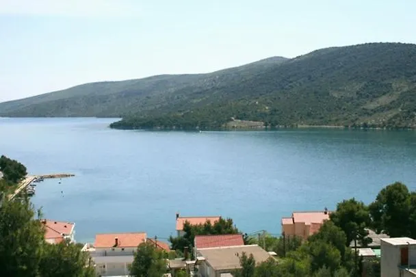 With A Parking Space Marina, Trogir - 6014 Apartamento Marina (Bossoglina)